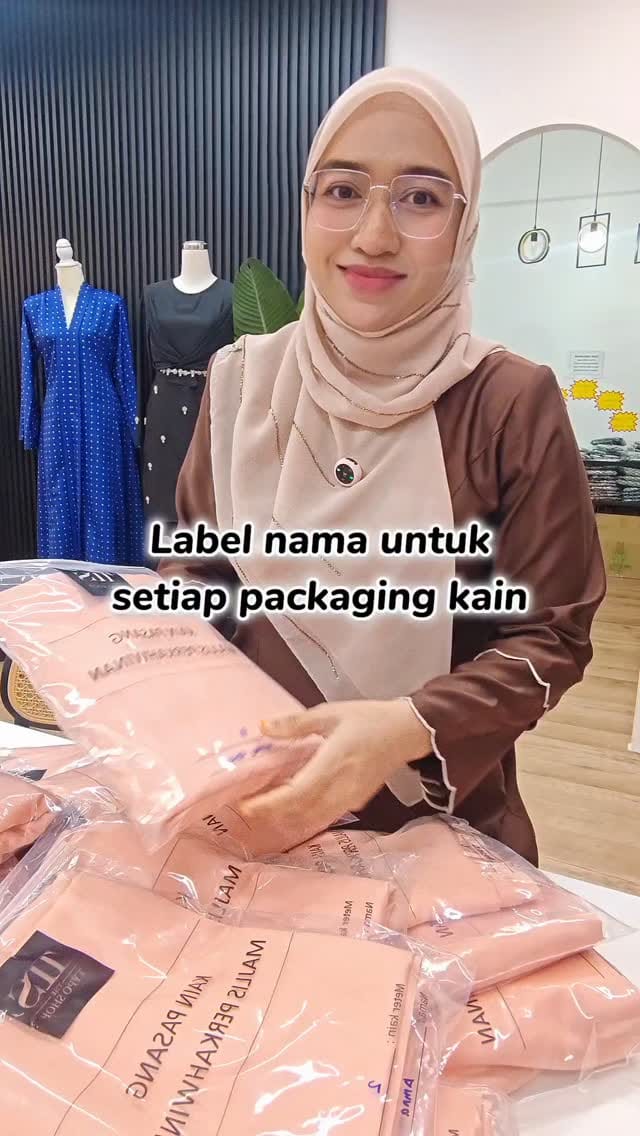 Post 3 by Kain pasang pilihan keluarga on Instagram (video)