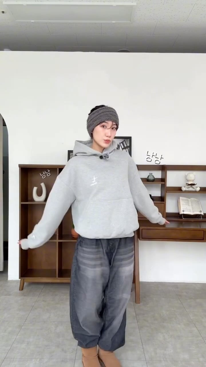 Post 2 by 𝗝𝗜𝗠𝗜𝗡 on Instagram (video)
