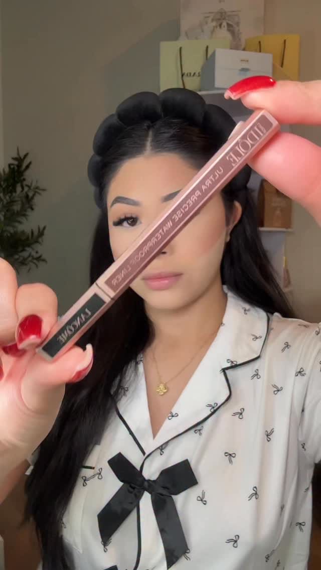 Post 4 by 𝐾𝑎𝑠𝑎𝑛𝑑𝑟𝑎 𝐹𝑙𝑜𝑟𝑒𝑠 on Instagram (video)