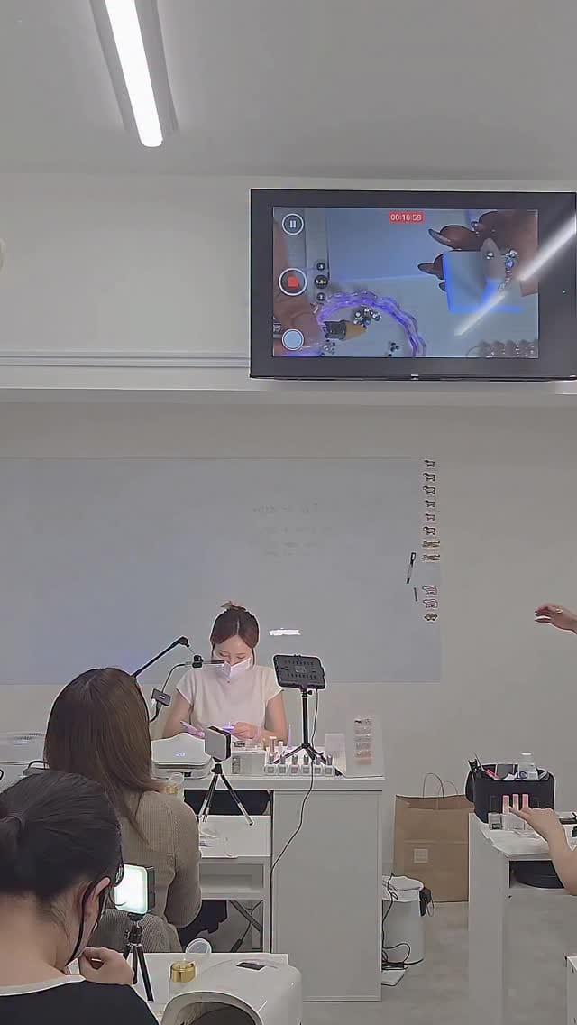 Post 10 by 안산제이네일 원장 이정화 | 미용예술학 전공 | 네일수강 on Instagram (video)