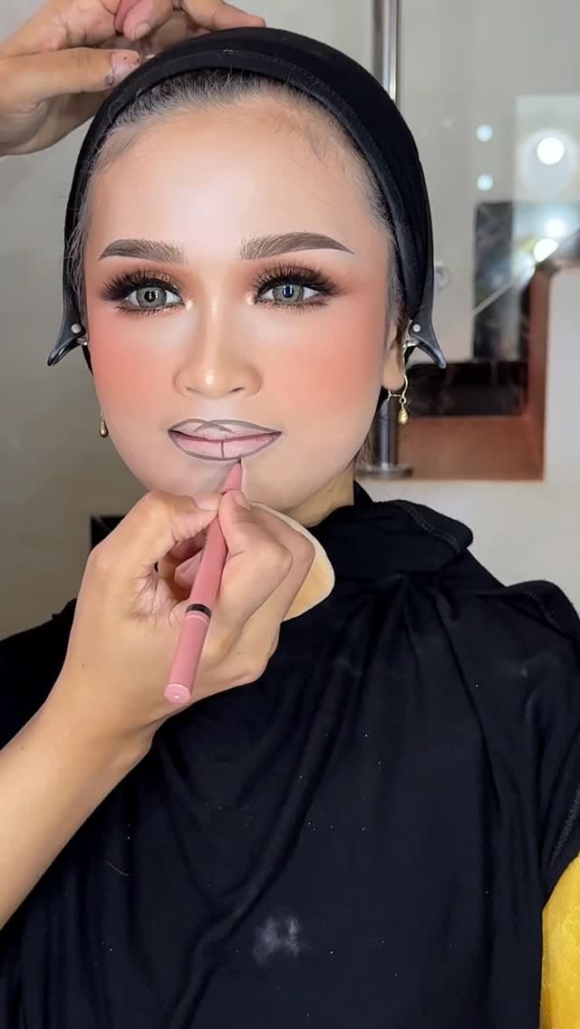 Post 4 by MUA MAKASSAR on Instagram (video)