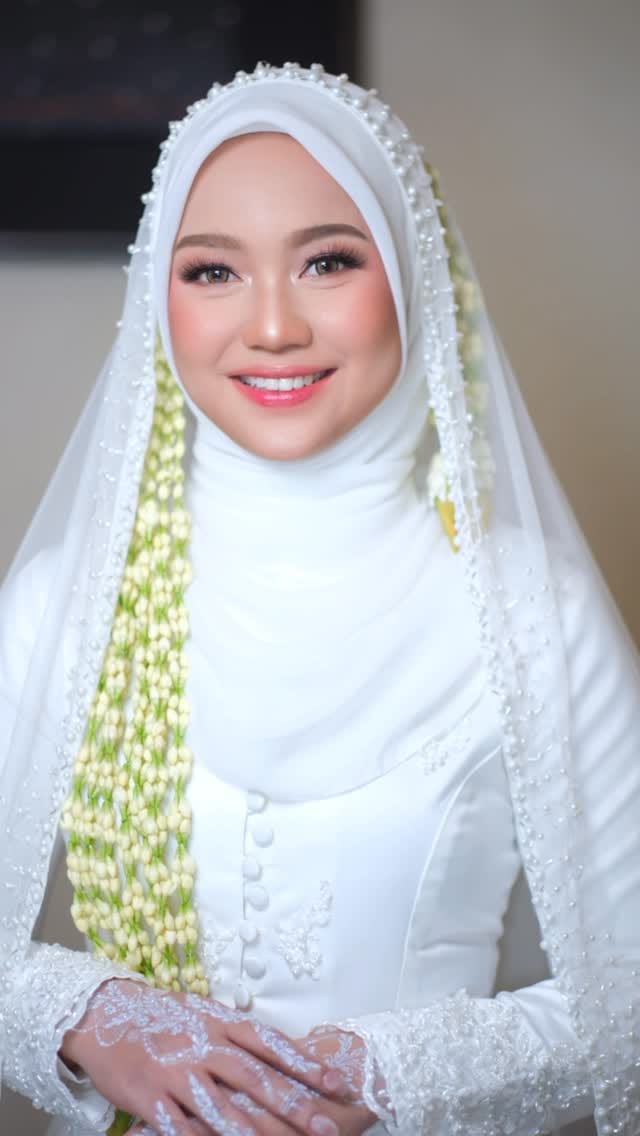 Post 9 by Dian Amalia Kamarie on Instagram (video)