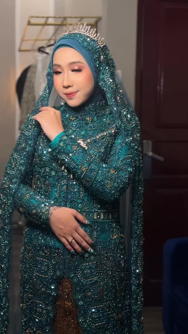 Post 6 by Dian Amalia Kamarie on Instagram (video)