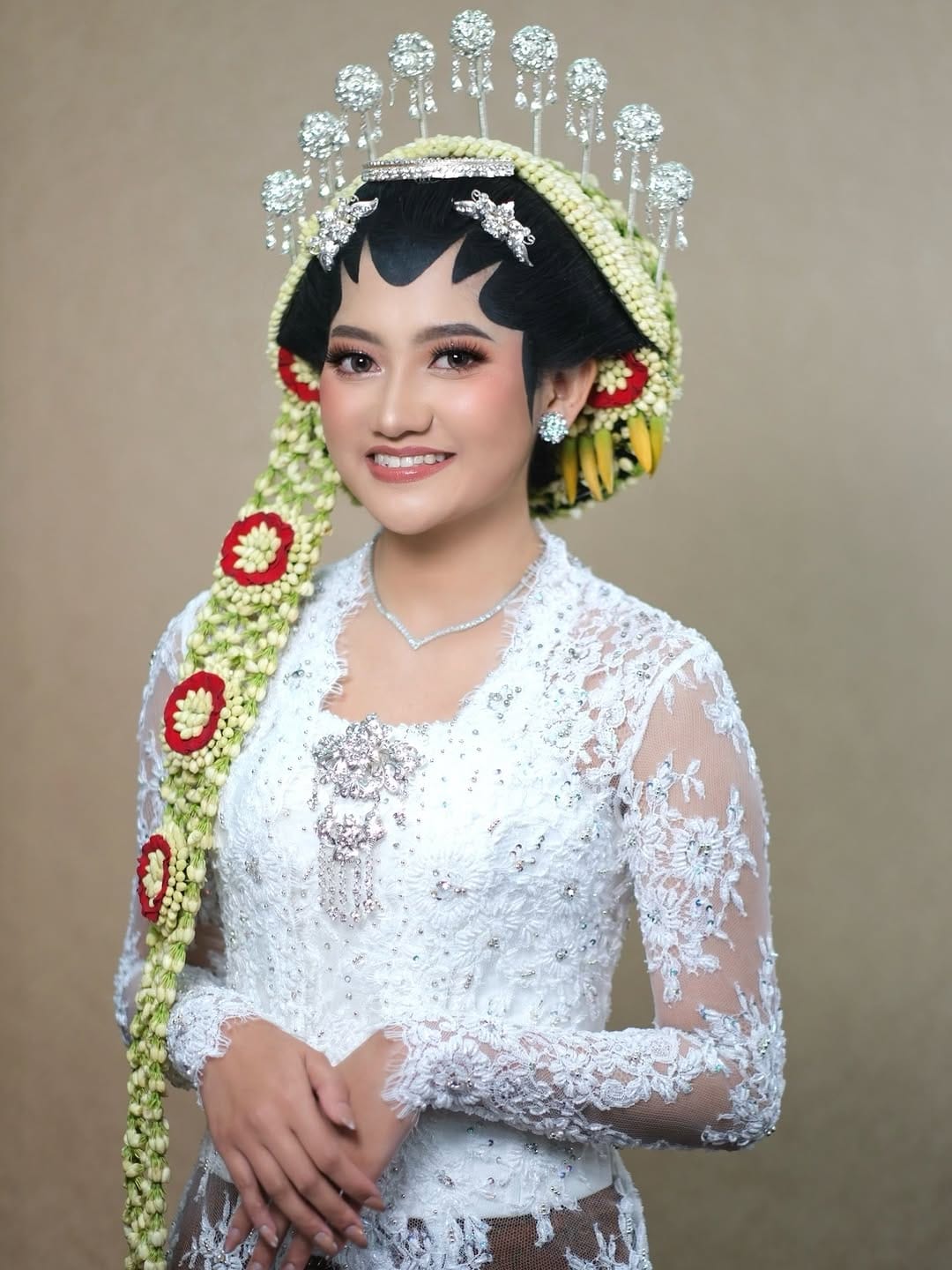 Post 4 by Dian Amalia Kamarie on Instagram (image)