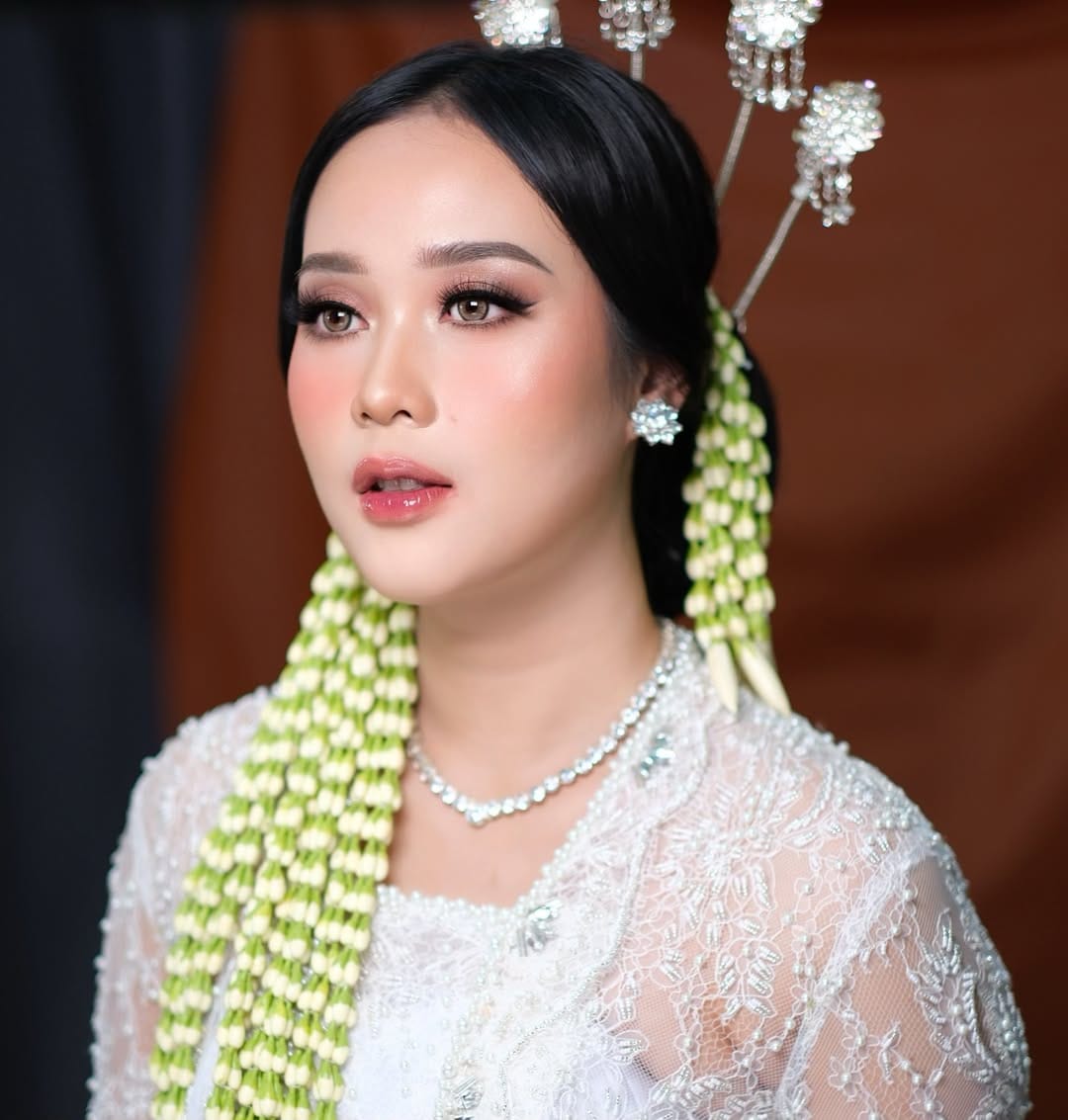 Post 10 by Dian Amalia Kamarie on Instagram (image)