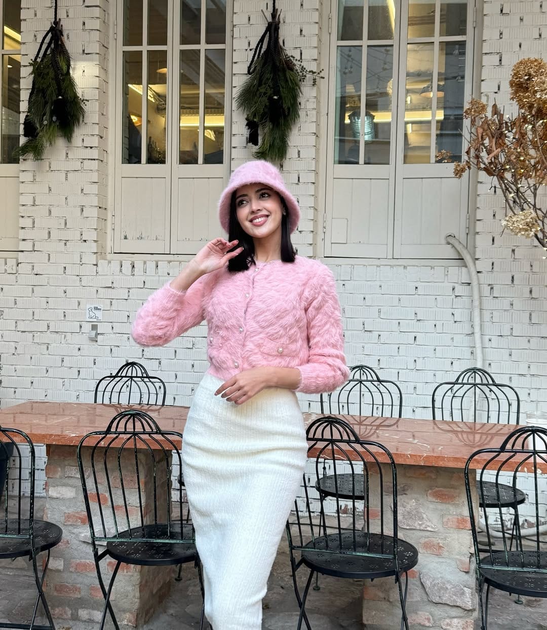 Post 7 by 이크람 바티 on Instagram (carousel)
