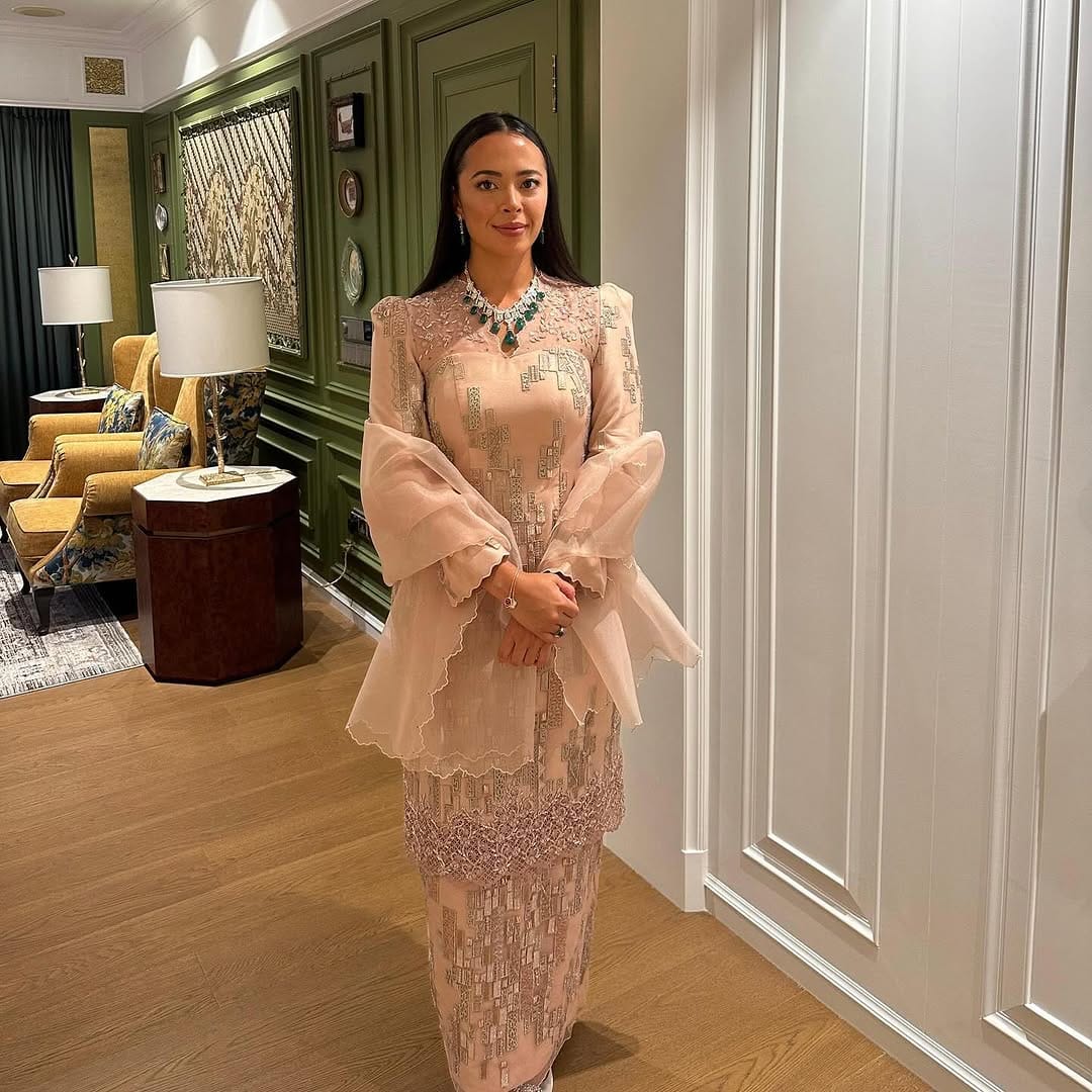 Post 10 by Merah Jambu- Timeless & classy❤️ on Instagram (carousel)