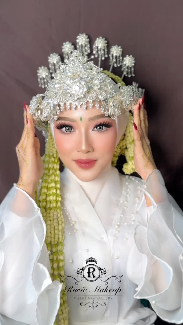 Post 7 by MUA Bogor on Instagram (video)