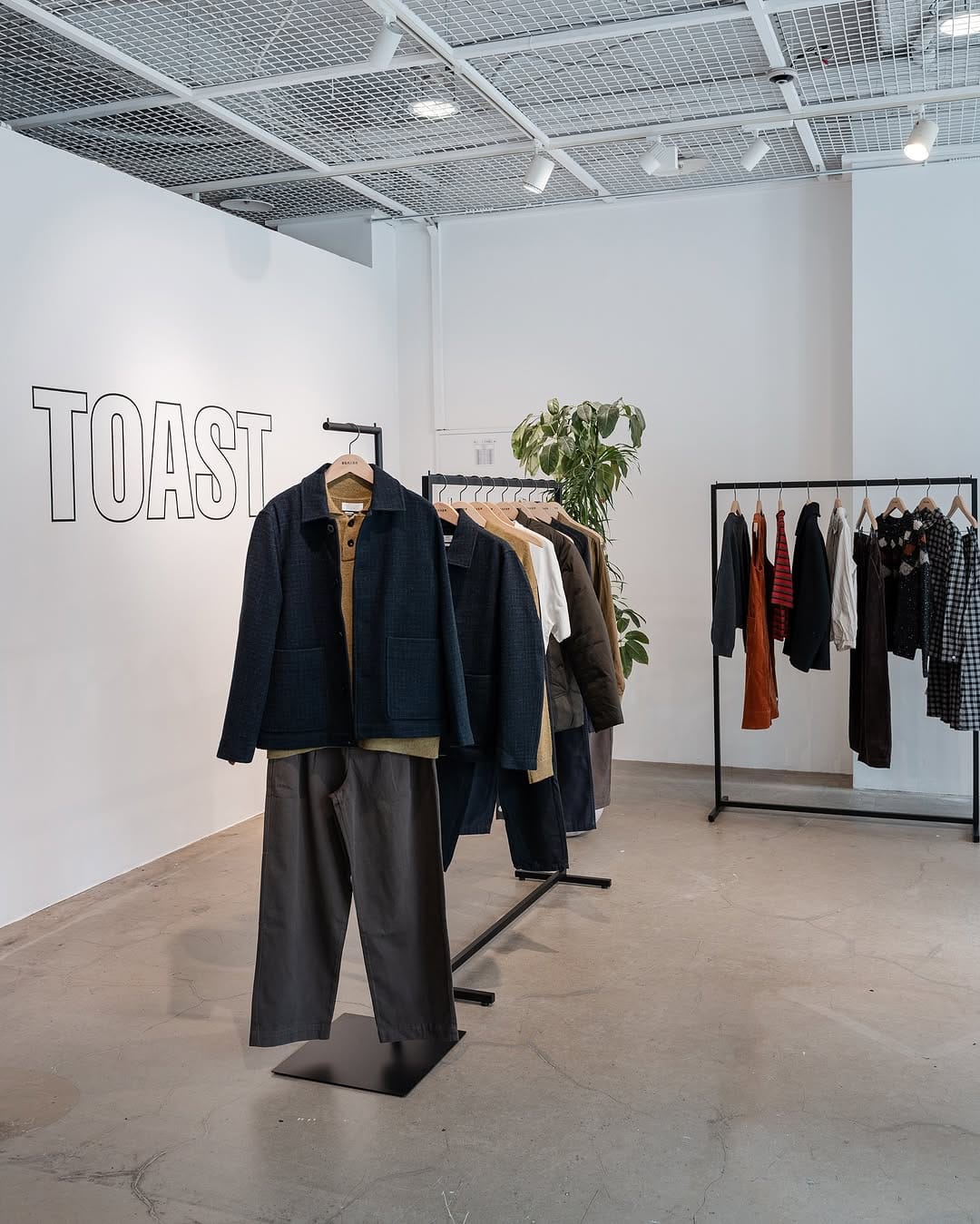 Post 6 by 비이커 한남점 BEAKER FLAGSHIPSTORE on Instagram (carousel)