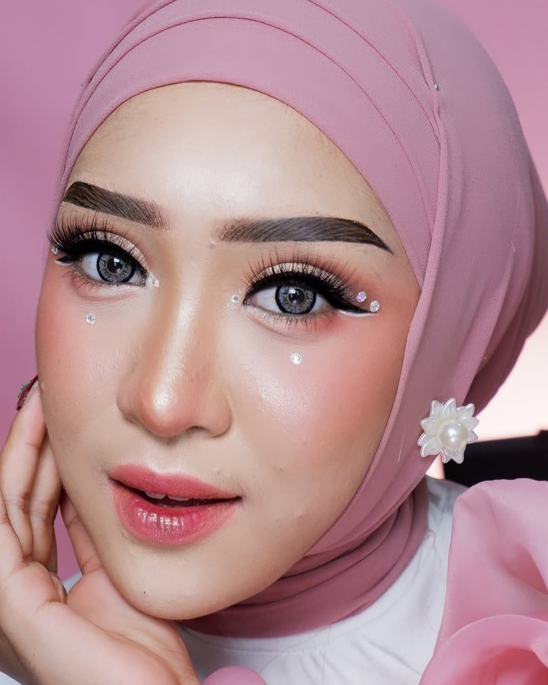 Post 10 by MUA JAKBAR DAN SEKITARNYA on Instagram (carousel)