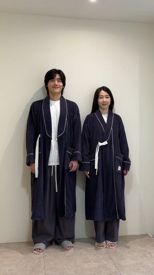 Post 1 by LEESLE(Modern Hanbok) on Instagram (video)