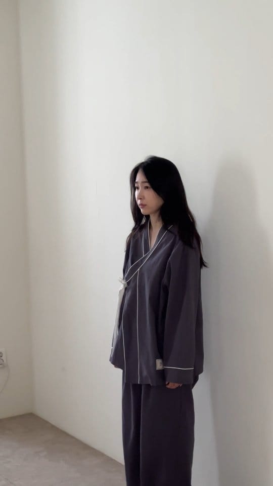 Post 2 by LEESLE(Modern Hanbok) on Instagram (video)