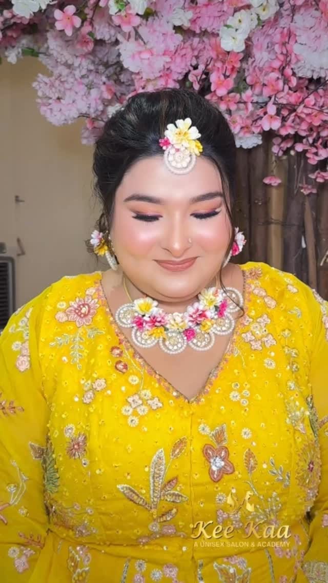 Post 4 by Amrin Khan ✨✨✨✨✨ top makeup artist in Kanpur/Lucknow/Delhi on Instagram (video)