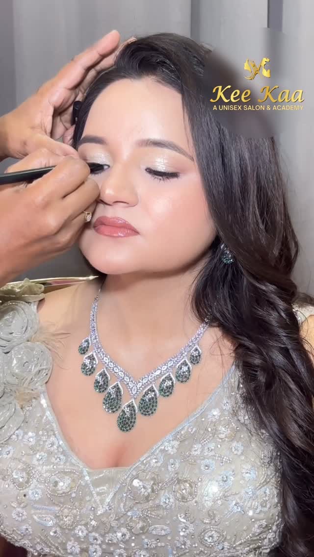 Post 6 by Amrin Khan ✨✨✨✨✨ top makeup artist in Kanpur/Lucknow/Delhi on Instagram (video)