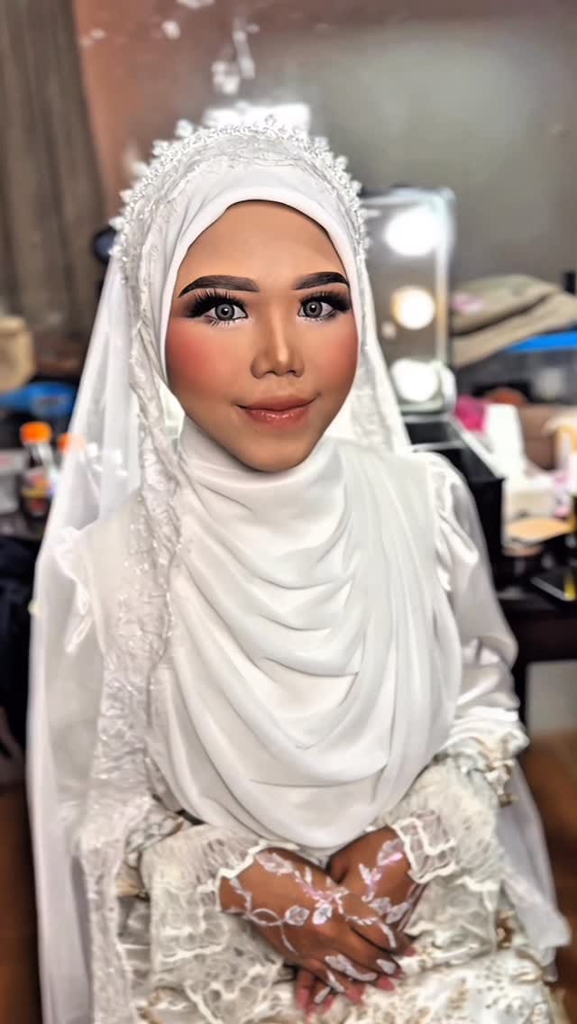 Post 8 by Neni Makeup on Instagram (video)
