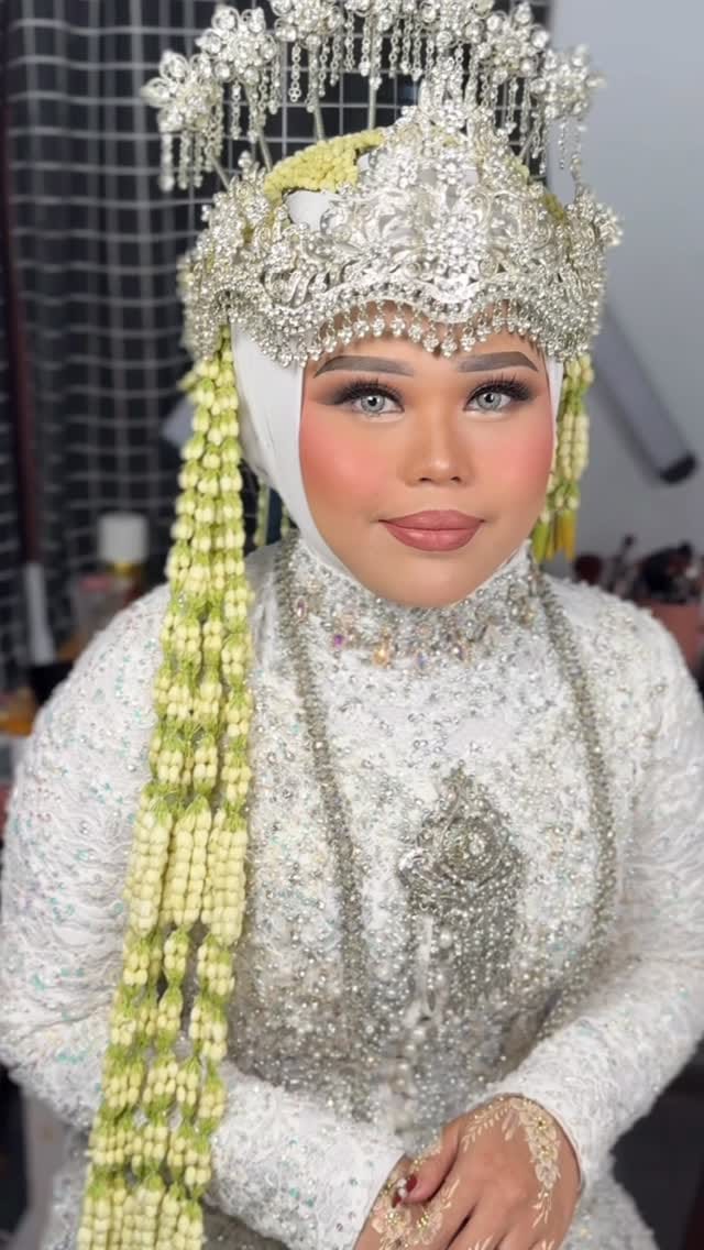 Post 3 by Neni Makeup on Instagram (video)