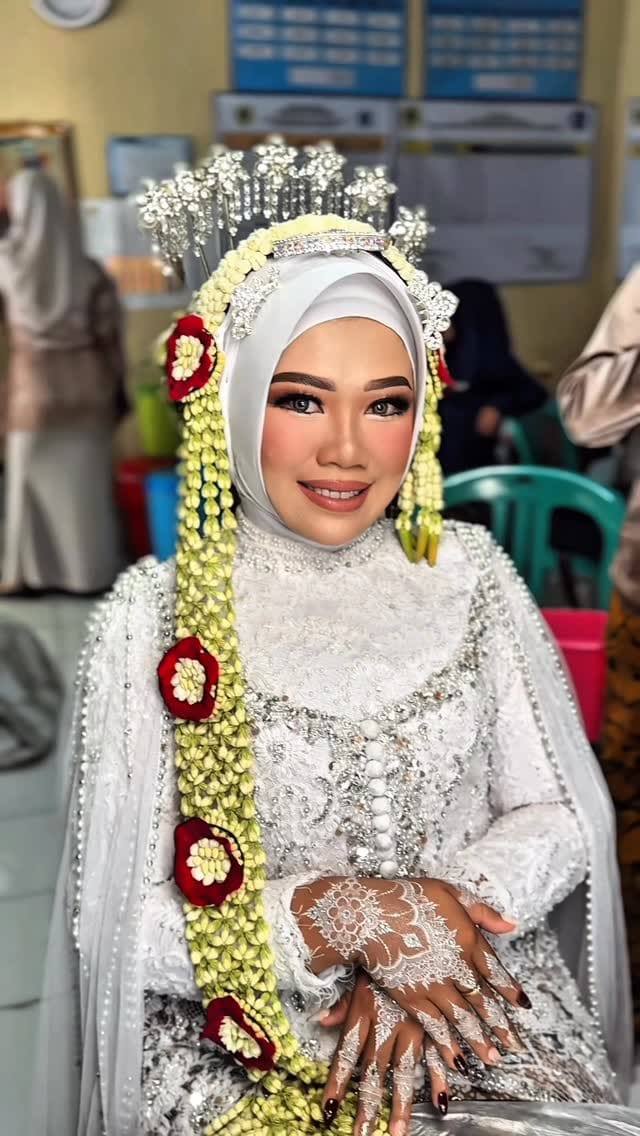 Post 9 by Neni Makeup on Instagram (video)