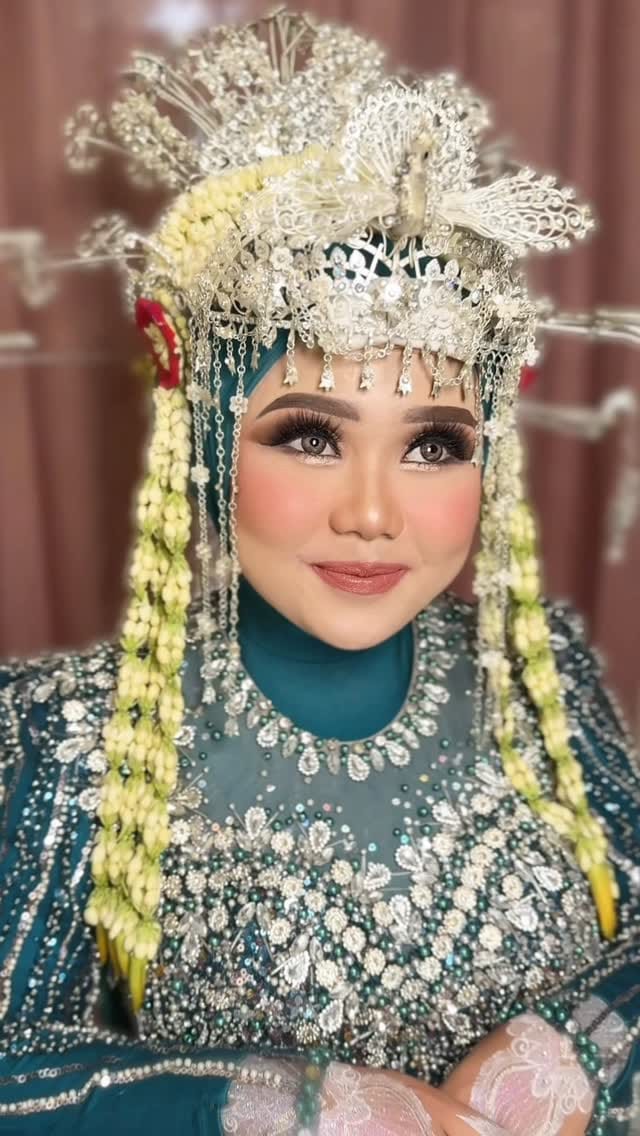 Post 2 by Neni Makeup on Instagram (video)