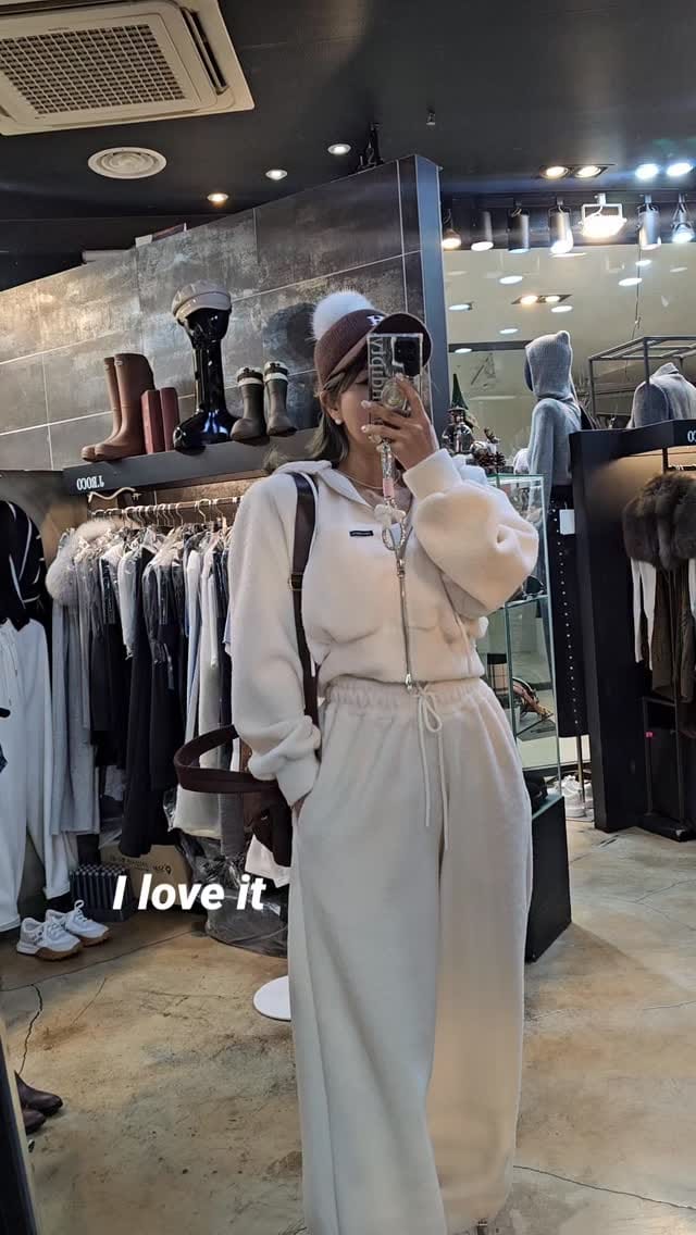 Post 6 by JROCO 옷쟁이 로꼬언니의감각코디&라이프 on Instagram (video)