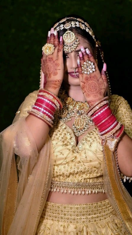 Post 10 by Heena Makeovers on Instagram (video)