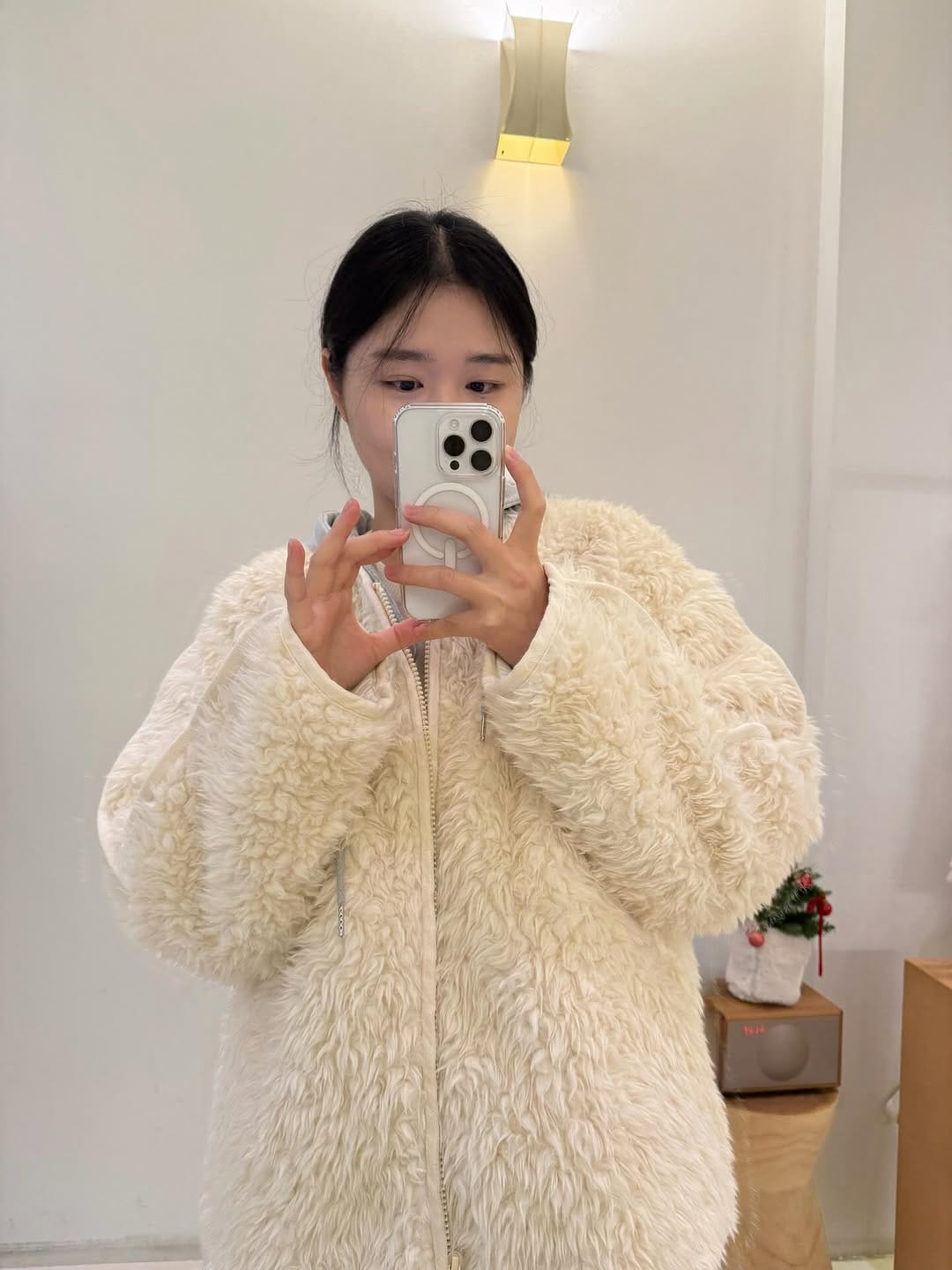 Post 3 by 전북대 옷가게 𝐁𝐞 𝐰𝐚𝐫𝐦 ◡̈ on Instagram (carousel)
