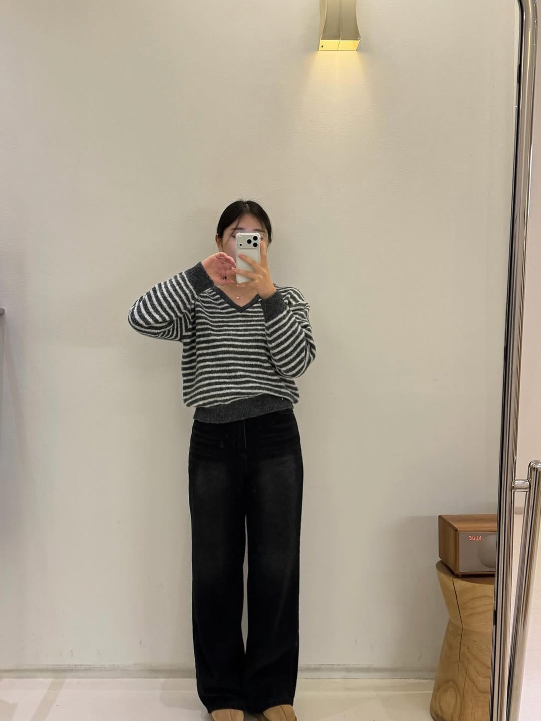 Post 6 by 전북대 옷가게 𝐁𝐞 𝐰𝐚𝐫𝐦 ◡̈ on Instagram (carousel)