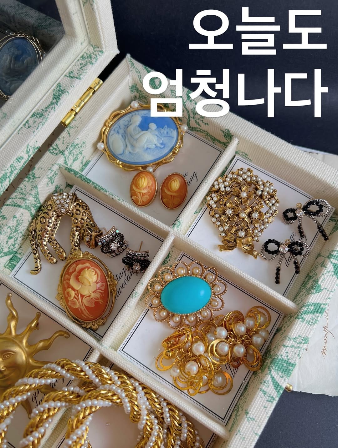 Post 3 by 빈티지샵 다브앙 (since 2017) on Instagram (carousel)