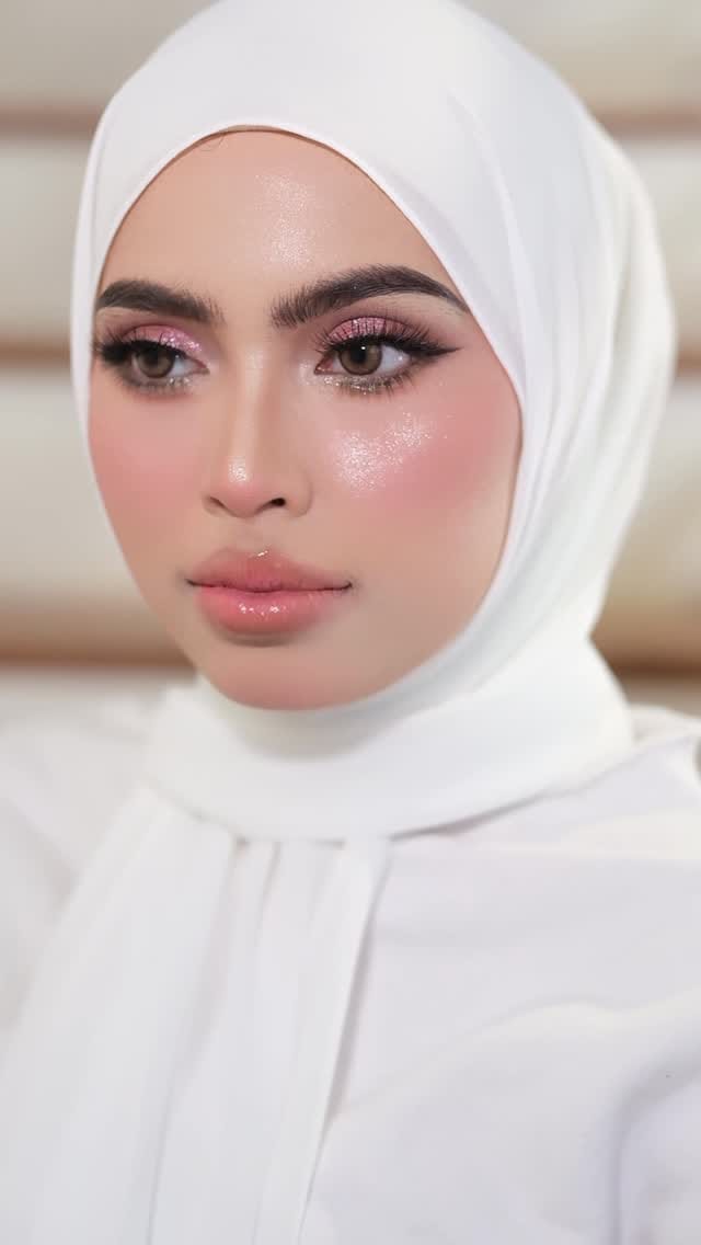 Post 4 by LooksbyArielHaziq on Instagram (video)