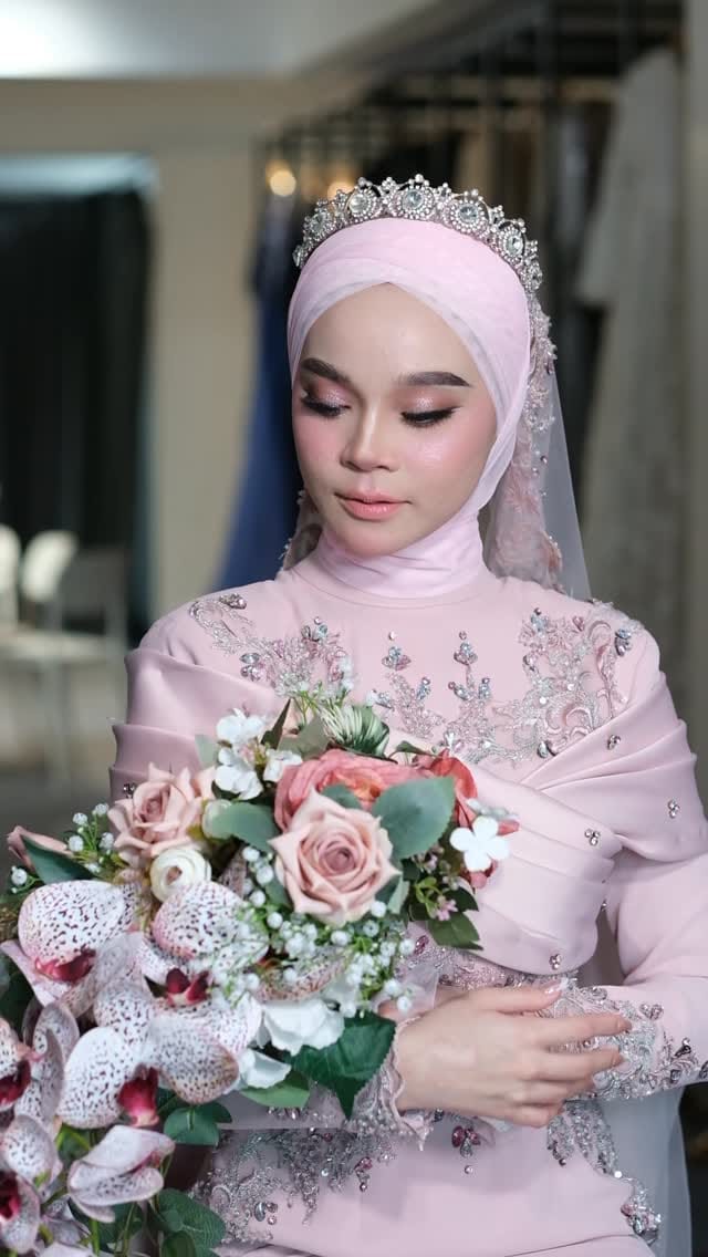 Post 7 by LooksbyArielHaziq on Instagram (video)