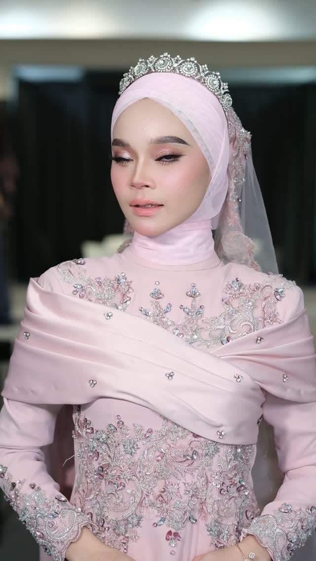 Post 6 by LooksbyArielHaziq on Instagram (video)