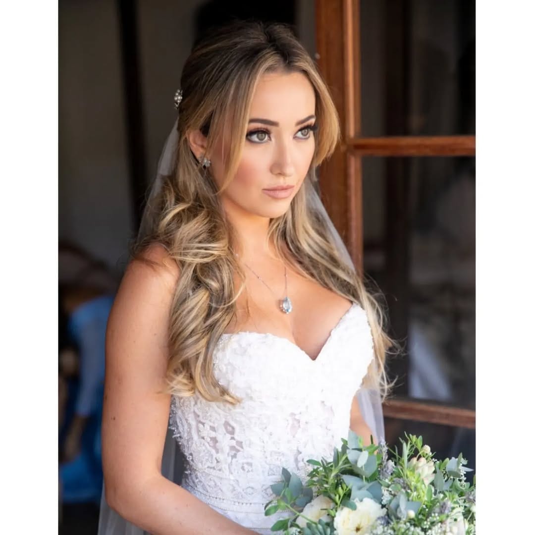 Post 9 by ANA CALITO | Penteado e Maquiagem - Noivas e  Debutantes on Instagram (image)