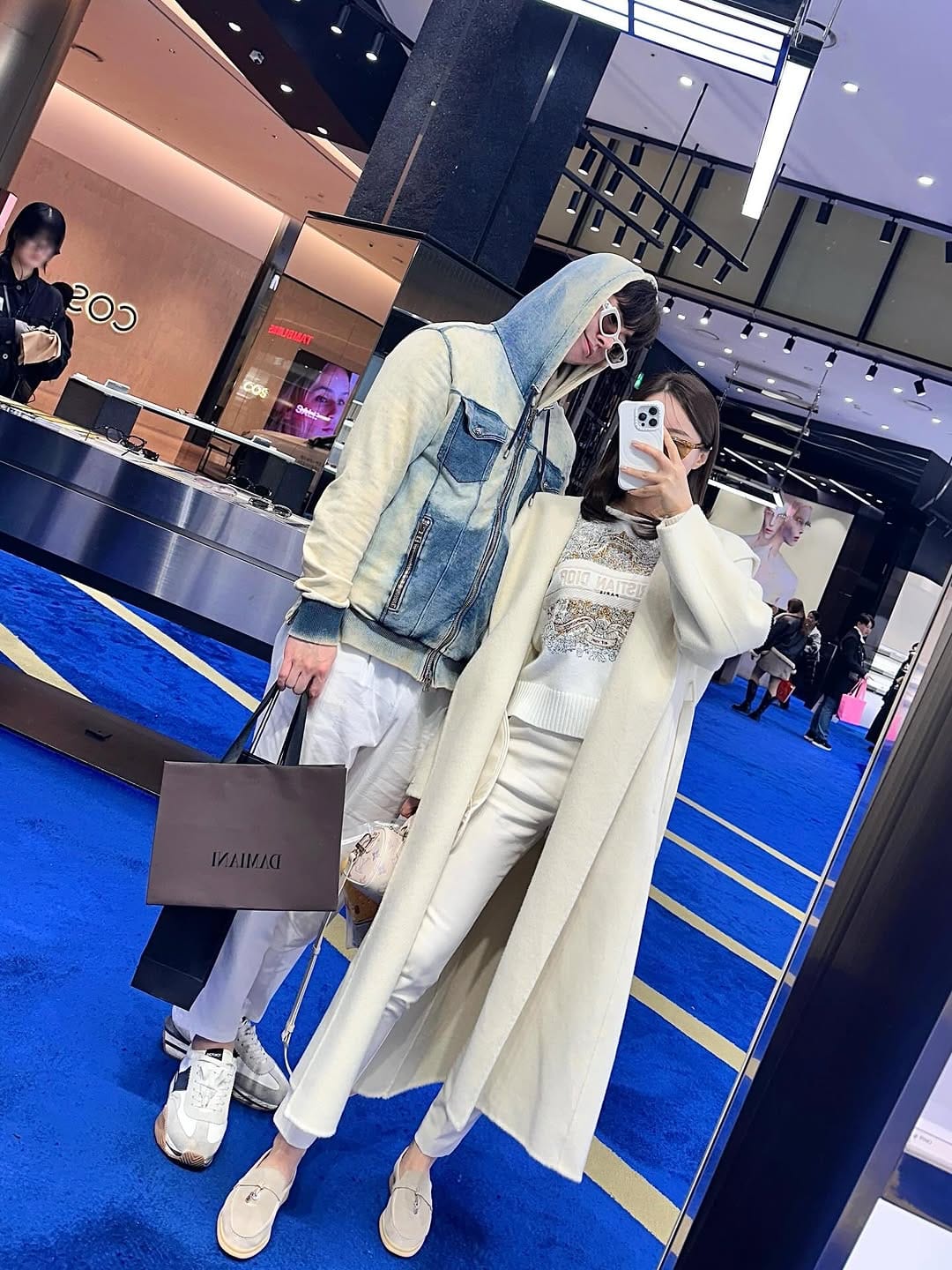 Post 1 by 르비올레 𝐋𝐄 𝐕𝐈𝐎𝐋𝐄𝐓 • 수입의류 on Instagram (carousel)