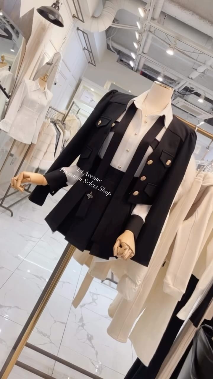 Post 6 by 뽀잉🌹 하이퀄리티 수입의류 구월동옷가게 퍼스트에비뉴 (𝟏𝐬𝐭 𝐀𝐯𝐞𝐧𝐮𝐞) on Instagram (video)
