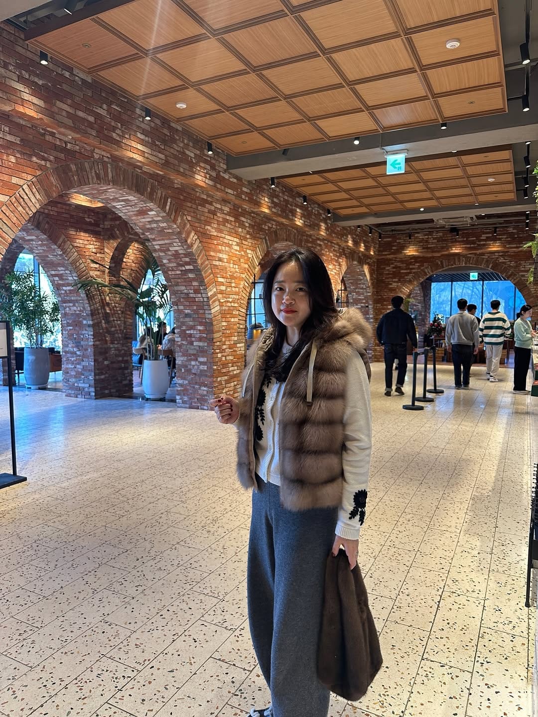 Post 9 by 희블랑마켓 대표 박미희(밍크 세이블 플럭 친칠라 모피 전문) on Instagram (carousel)
