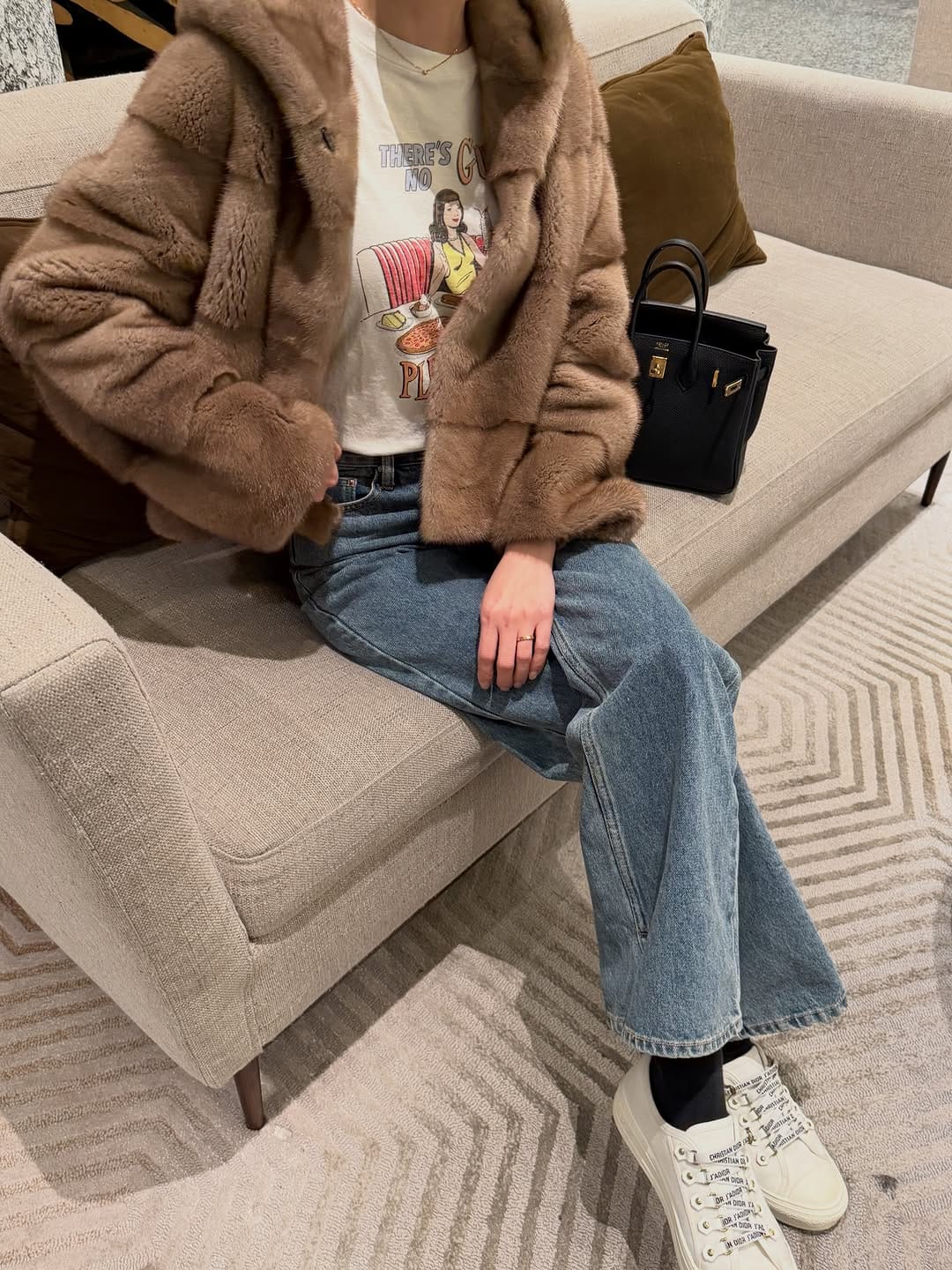 Post 3 by 희블랑마켓 대표 박미희(밍크 세이블 플럭 친칠라 모피 전문) on Instagram (carousel)