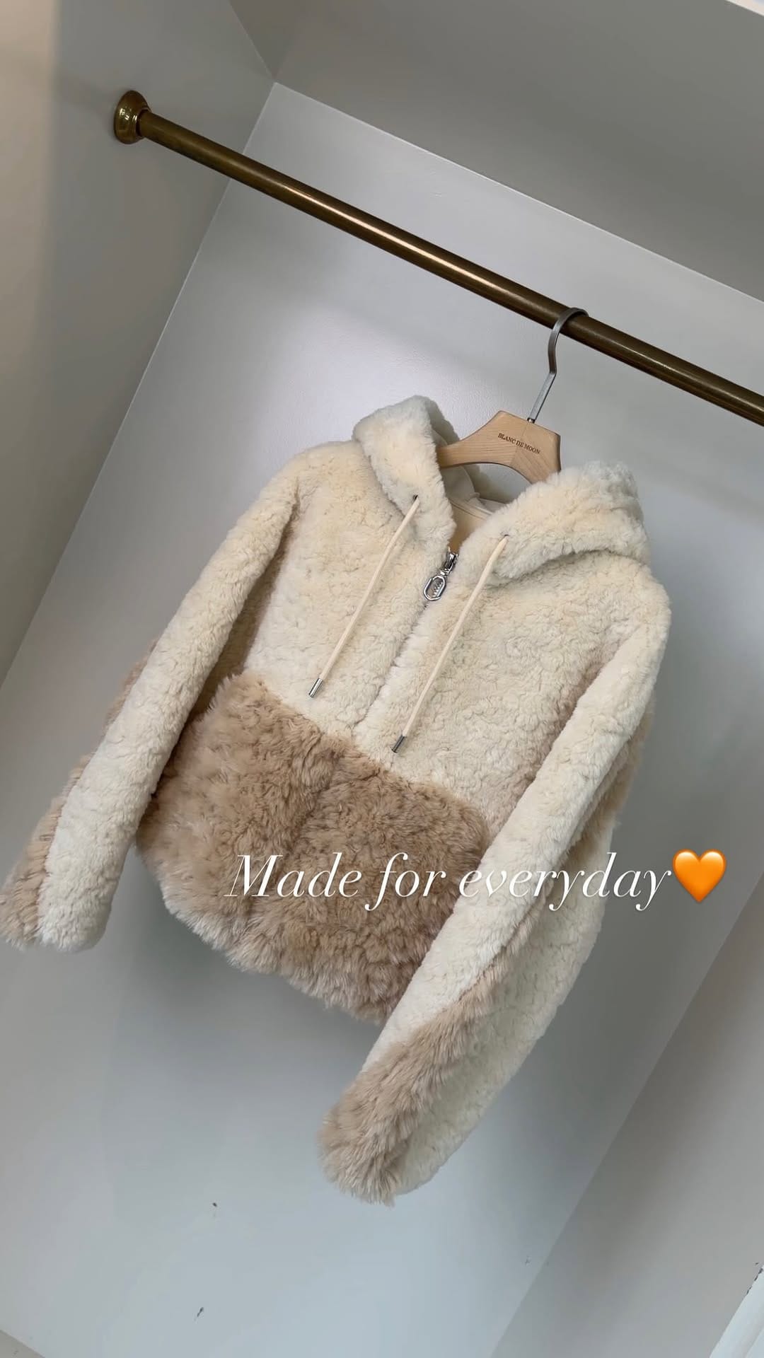 Post 8 by 압구정옷가게 블랑드문 on Instagram (video)