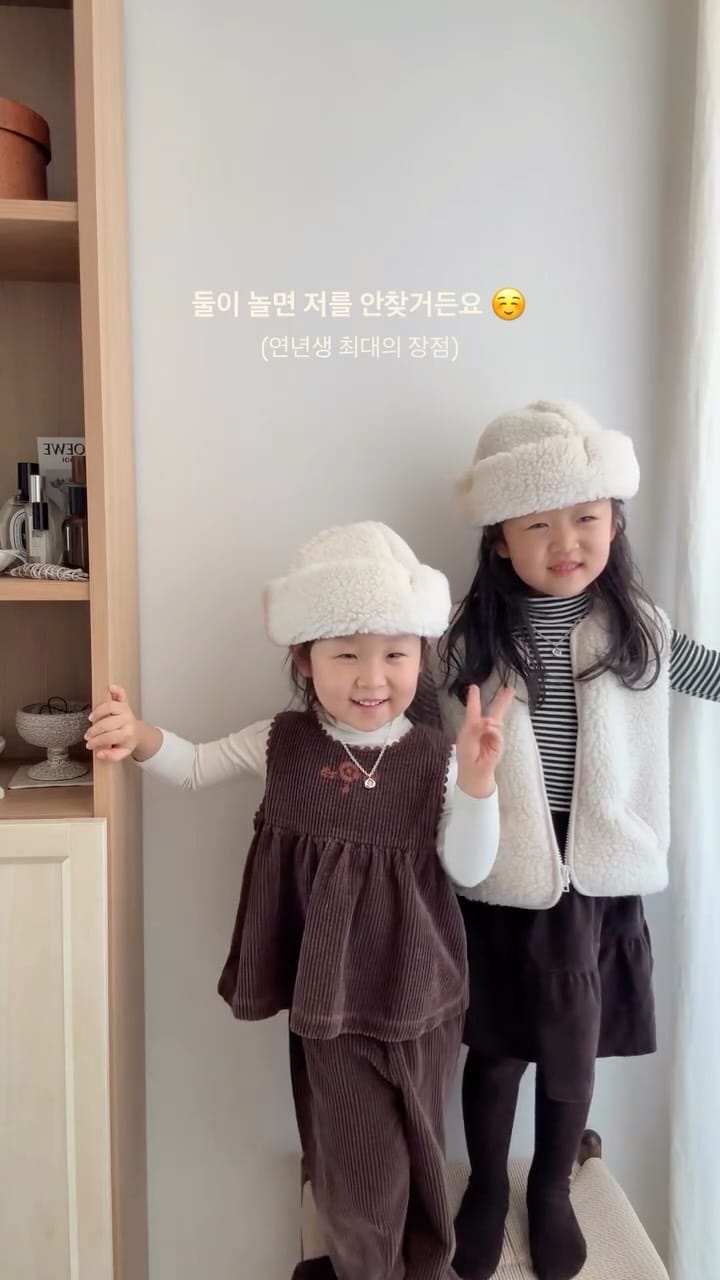 Post 4 by 윤 인아 on Instagram (video)