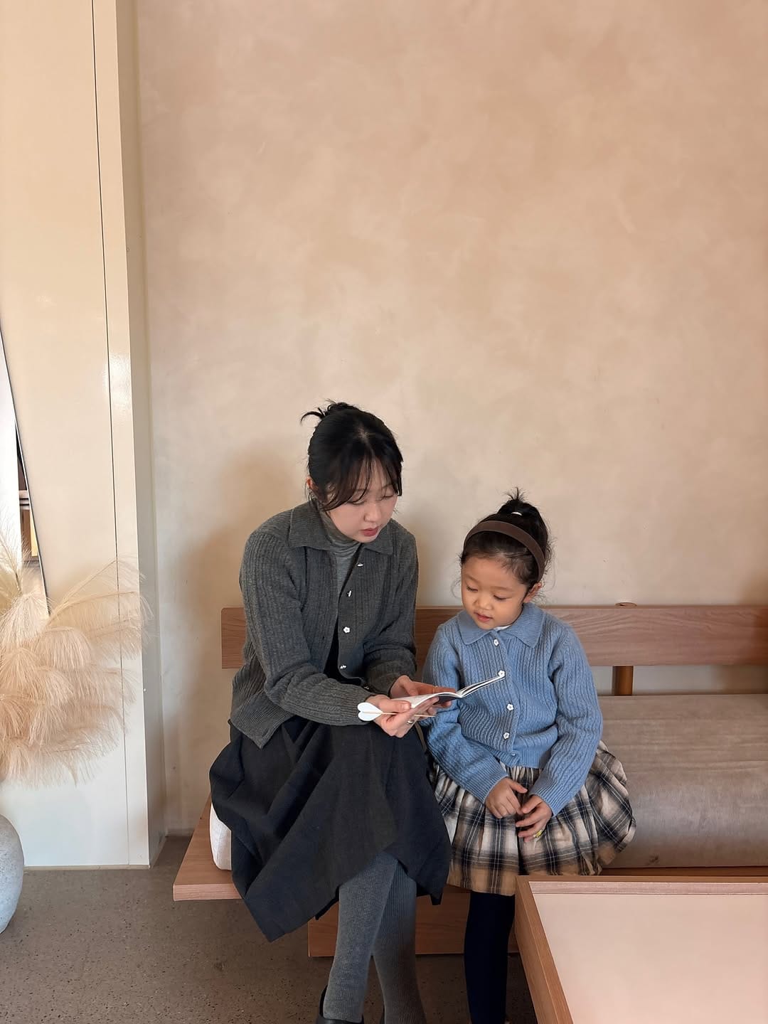 Post 9 by 윤 인아 on Instagram (carousel)