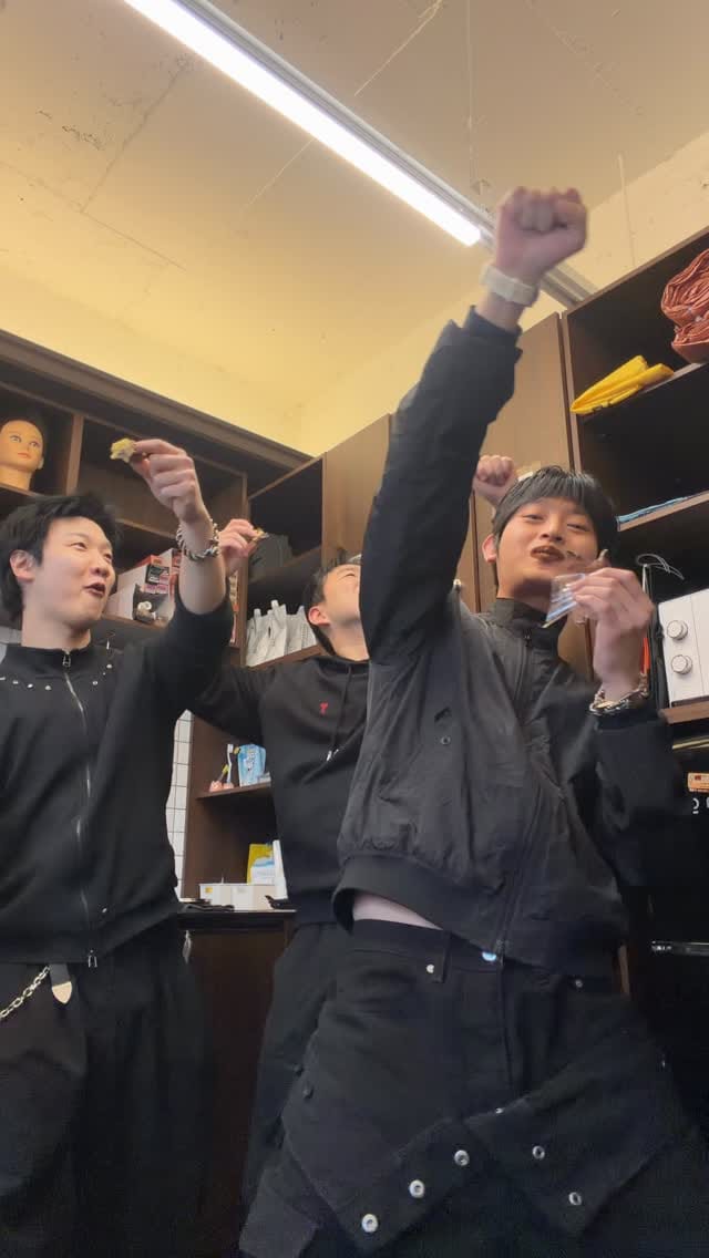Post 7 by 의정부미용실 맨드살롱 의정부역점 지오 원장 [열펌 전문 시스루펌,가르마펌,아이롱펌,볼륨매직,디자인다운펌] on Instagram (video)