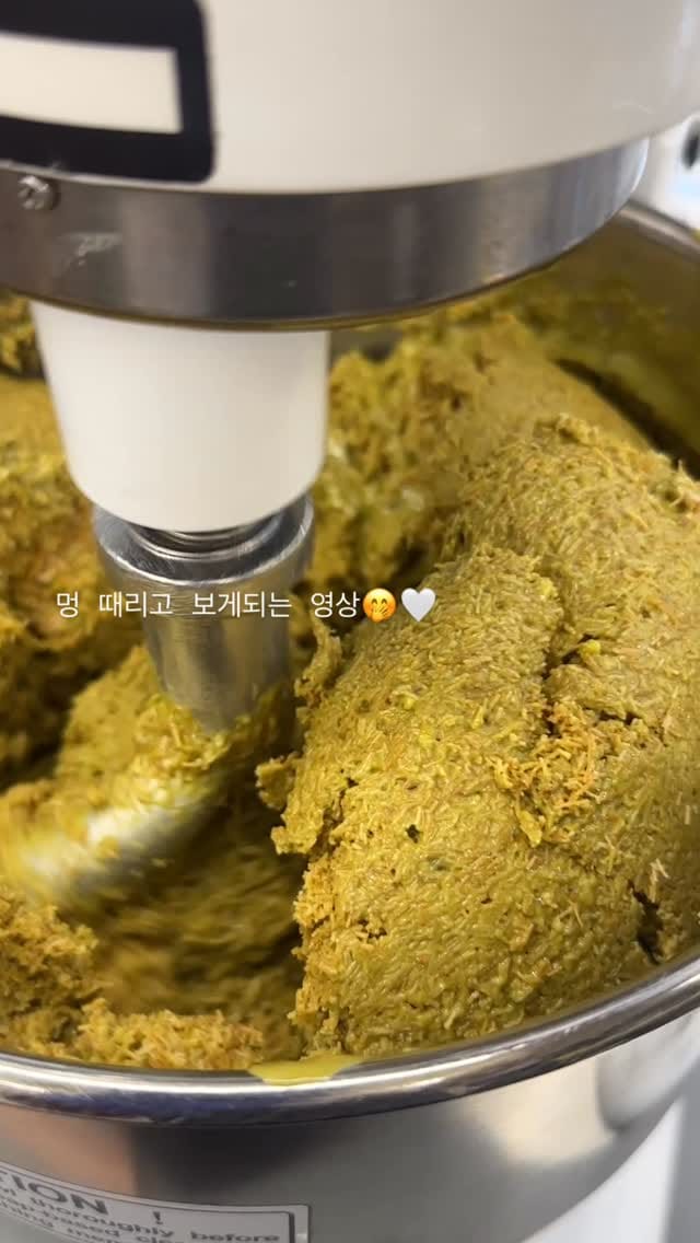Post 5 by 망망베 | 인하대카페 인천디저트 두바이쫀득쿠키 까눌레 두바이 휘낭시에 소금빵 케이크 on Instagram (video)