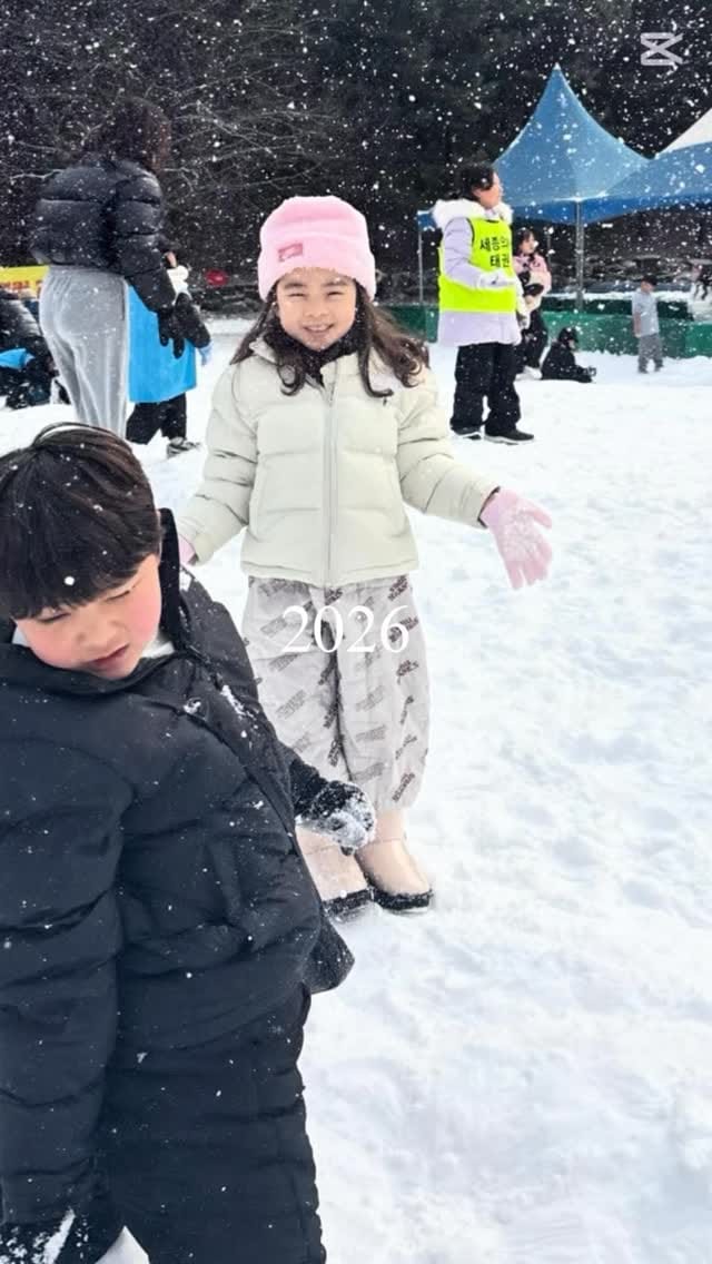Post 5 by 💫데이라벨 daylabel 여성의류쇼핑몰 on Instagram (video)