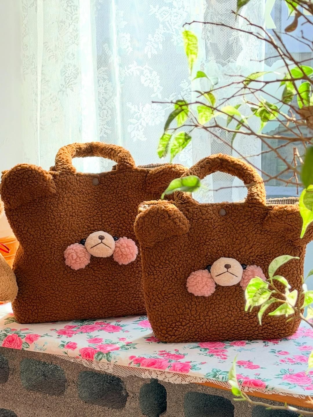 Post 5 by 경주 황리단길 소품샵 흑꼼씨네자수🐻 on Instagram (carousel)