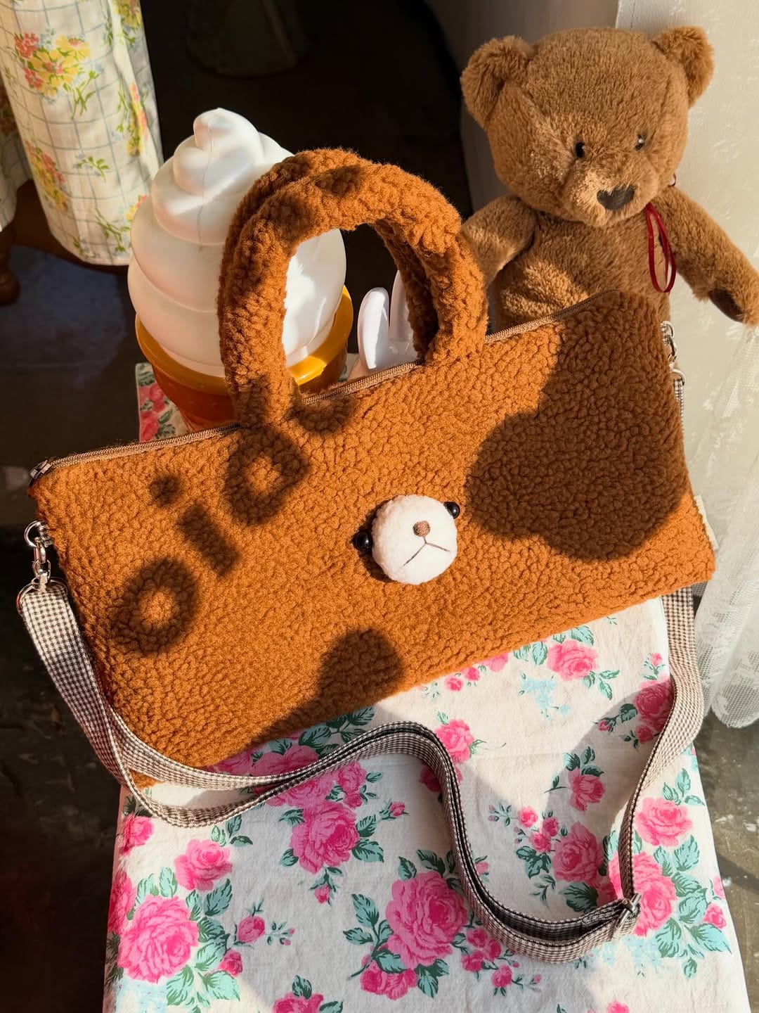 Post 6 by 경주 황리단길 소품샵 흑꼼씨네자수🐻 on Instagram (carousel)