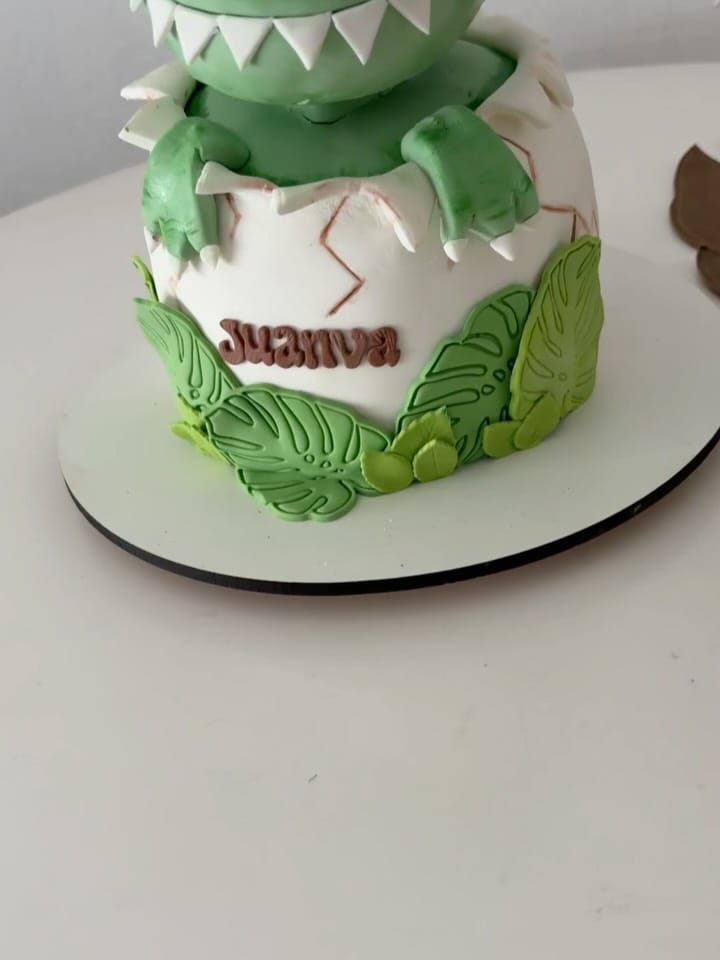 Post 6 by Cake Madness Reposteria on Instagram (carousel)