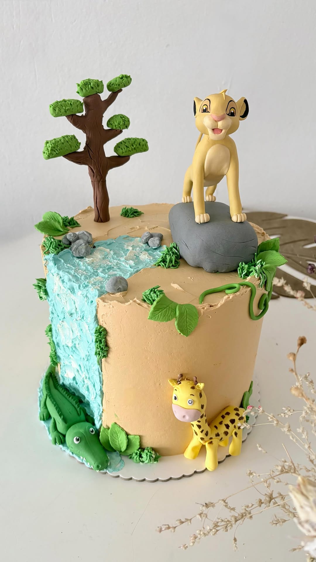 Post 2 by Cake Madness Reposteria on Instagram (video)