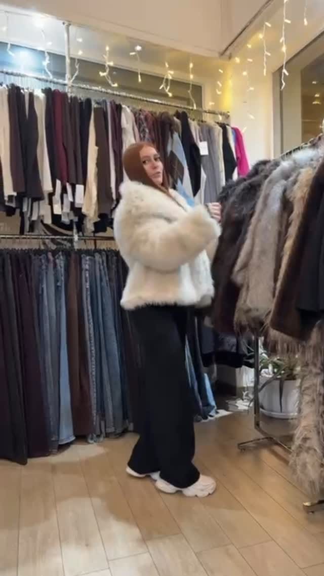Post 4 by VELVET ABBIGLIAMENTO on Instagram (video)