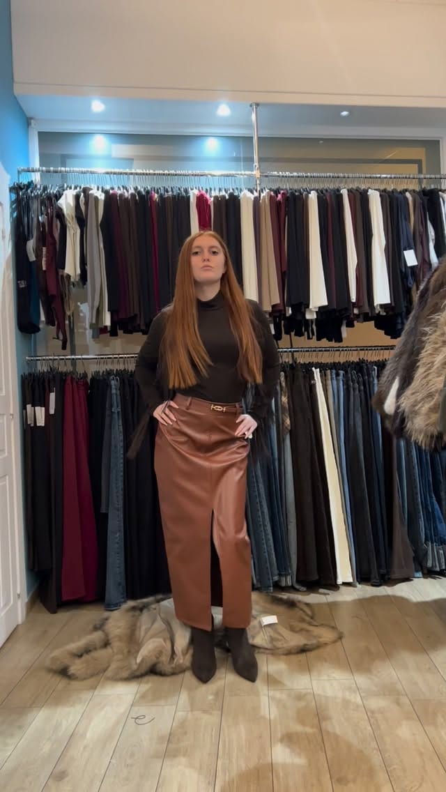 Post 10 by VELVET ABBIGLIAMENTO on Instagram (video)