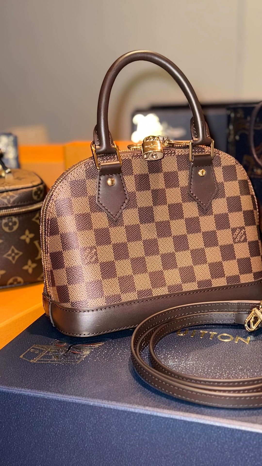 Post 1 by MIAMI SHOP on Instagram (video)