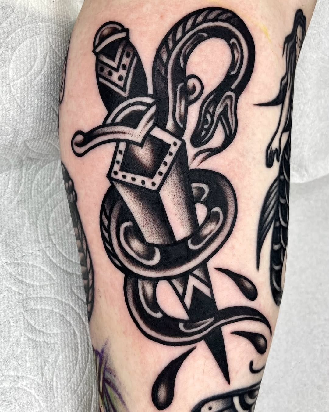 Post 4 by 올드스쿨타투 인천타투 traditionaltattoo 선한 on Instagram (carousel)