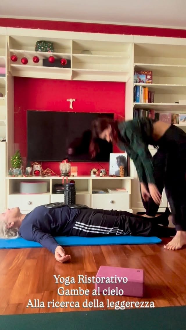 Post 7 by Yoga con Olivia Ratkai on Instagram (video)